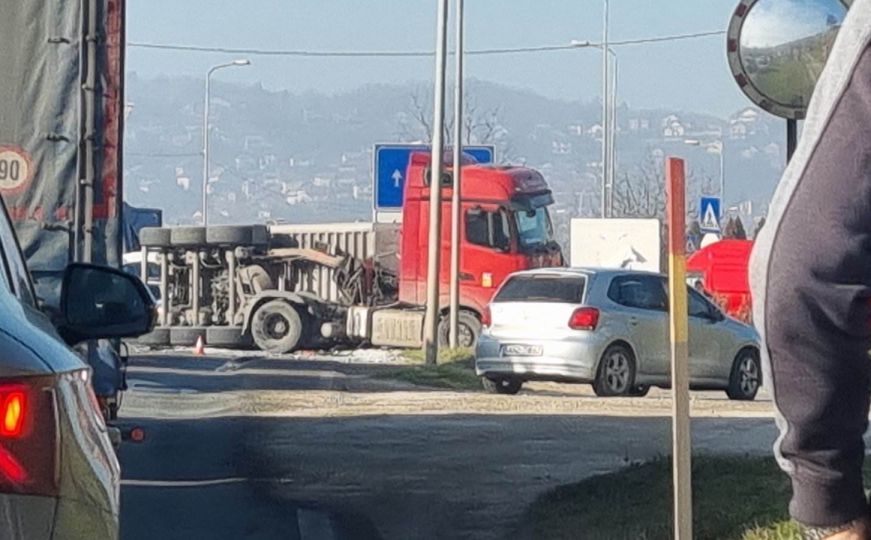 Saobraćajna nesreća u Doboju: Prevrnuo se kamion