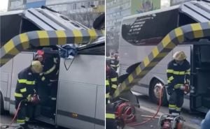 Jezive scene iz Bukurešta: Autobus pun turista udario u znak za mjerenje visine