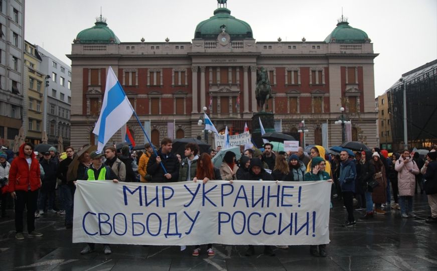 Rusi u Beogradu uzvikivali parole protiv Putina, policija ih zaustavila ispred ambasade Rusije