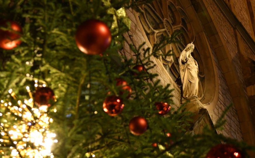 Božićna misa: Snažna poruka nadbiskupa Vukšića u sarajevskoj katedrali “Srca Isusova“