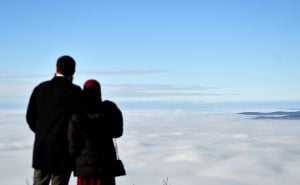 Pogled s Trebevića na Sarajevo okovano smogom