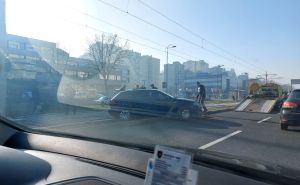 Sarajevo: Automobil završio na šinama, tramvajski saobraćaj bio u prekidu