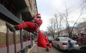 Originalno i divno: Pogledajte kako su Djeda Mrazovi iznenadili djecu u sarajevskim vrtićima