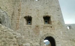 Skandal u obnovi dalmatinske baštine: Uređivali topničke otvore, pa ih zatvorili prozorima s PVC-om