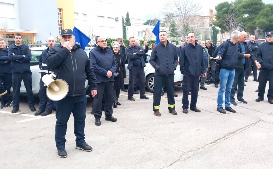 Mostarski vatrogasci protestvovali pred Vijećnicom
