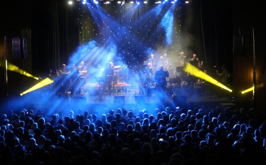 Prednovogodišnji spektakl Sarajevo Big Banda: Legendarni Indexi i njihova muzika još uvijek žive!