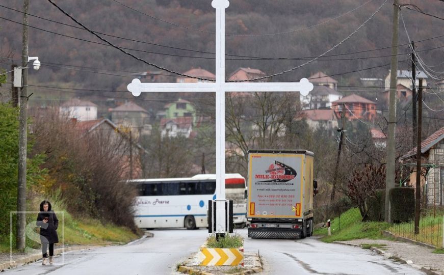 KFOR poziva Srbijance da ubrzaju uklanjanje barikada na Kosovu