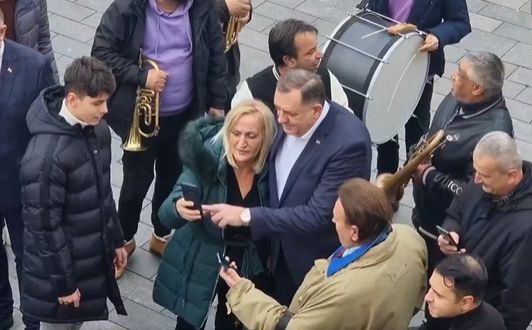 Milorad Dodik s trubačima zagrijavao atmosferu u centru Banje Luke