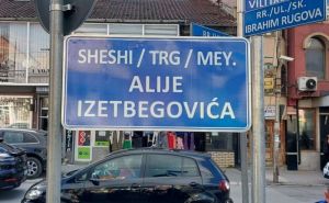 Sjećanje na lik i djelo prvog predsjednika RBiH: U Prizrenu postavljena tabla Trg Alije Izetbegovića