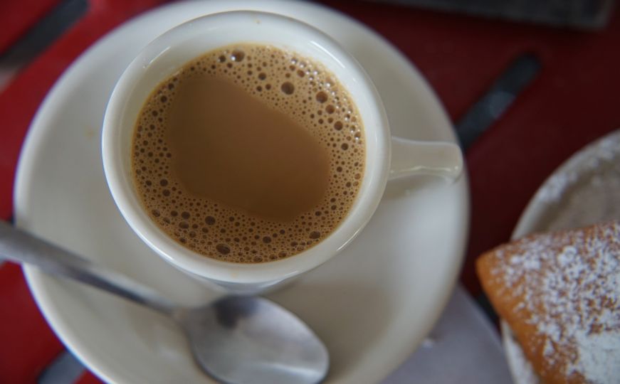 Šta se događa tijelu kada pijete kafu s mlijekom: Stručnjaci upozoravaju na štetne posljedice