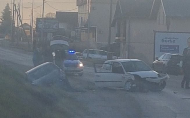 Saobraćajna nesreća u Mokrom: Žestok sudar dva vozila, na terenu policija