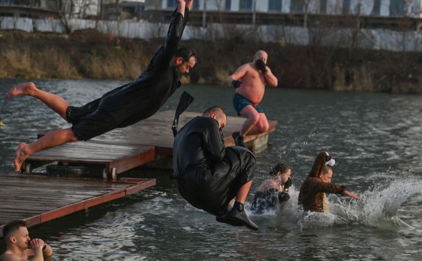 Ludost ili radost: Tradicionalno novogodišnje kupanje u jezeru u Poljskoj