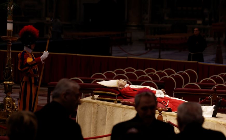 Posljednji ispraćaj: Građani se opraštaju od pape Benedikta XVI