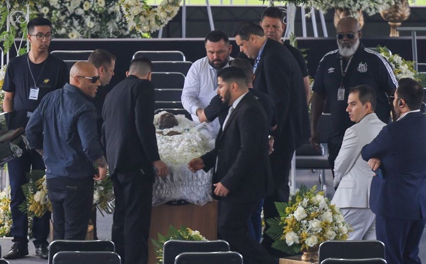 Kovčeg s tijelom Pelea donešen na stadion "Vila Belmiro"