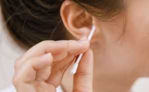 Američka pedijatrijska akademija: Kada bebi probušiti uši?