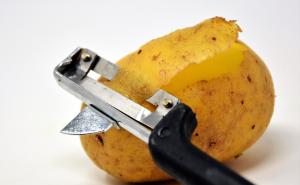 Trik koji morate znati: Najbrži način za guljenje krompira