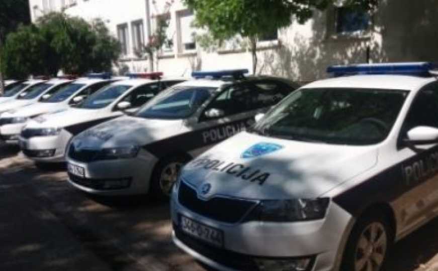Buran prvi dan nove godine u Mostaru: Oštetio više vozila pa sa noževima u rukama prijetio građanima