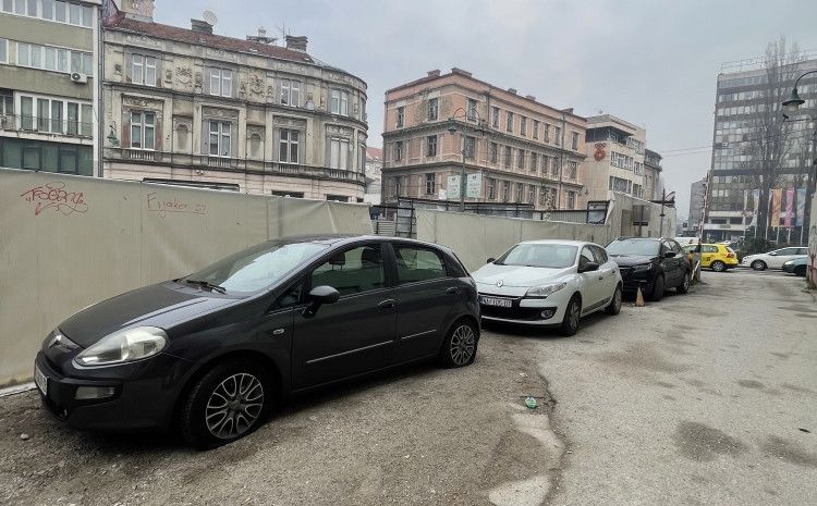 Brza akcija sarajevske policije: Uhapšena osoba koja je bušila gume na vozilima iz Srbije