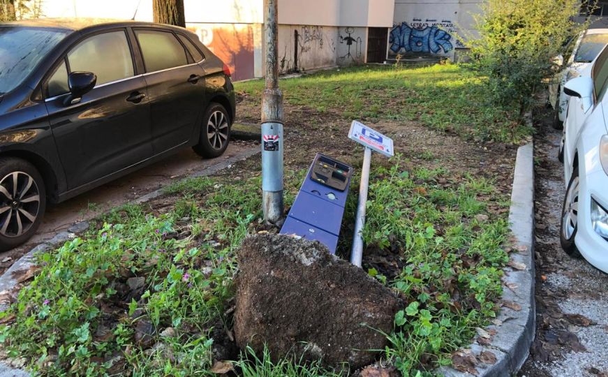 Vandalizam u Mostaru: Iščupan aparat za naplatu parkinga