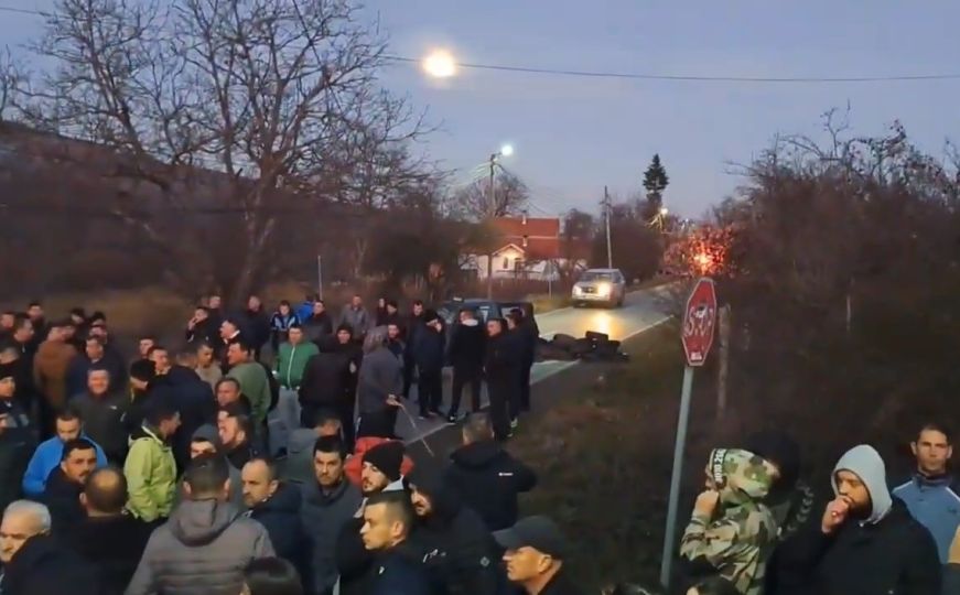 Novi nemiri na Kosovu: Ranjena dva dječaka dok su nosili Badnjak, Srbi blokirali put