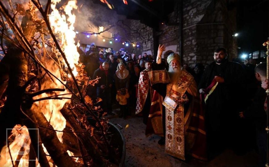 Uoči pravoslavnog Božića: U dvorištu Stare pravoslavne crkve u Sarajevu zapaljen badnjak