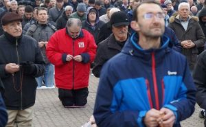 Muškarci kleče u centru Zagreba. Mole se protiv spolnih odnosa prije braka