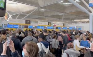 Prestravljeni putnici ostali zaključani na londonskom aerodromu: "Mislili smo da smo taoci"