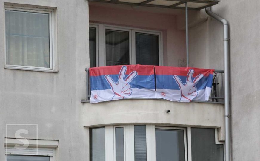 Pripreme za proslavu neustavnog 9. januara: Trobojke, tri prsta, 'Despoti' na ulicama I. Sarajeva