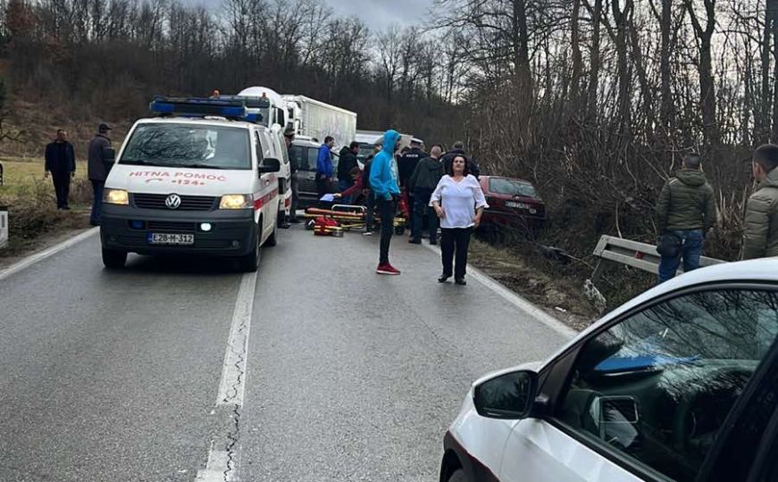 Teška saobraćajna nesreća kod Busovače: U sudaru dva automobila povrijeđeno pet osoba