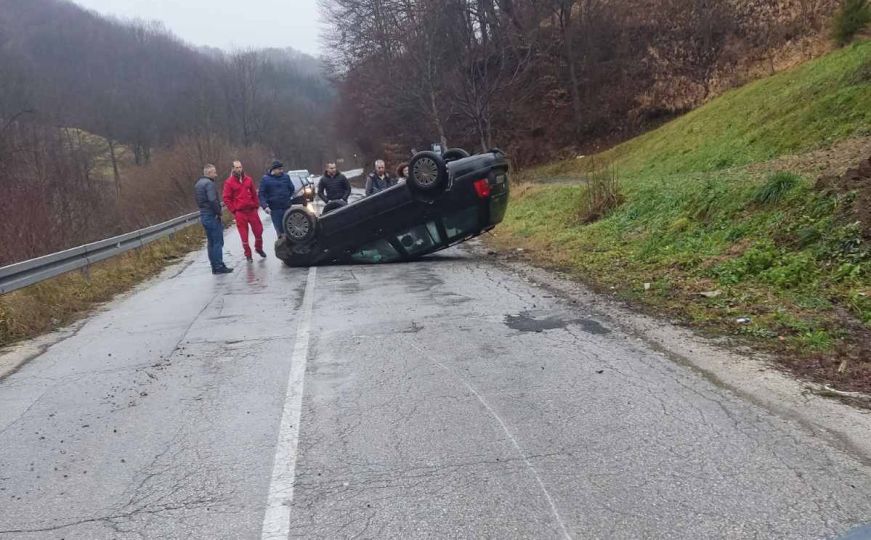 Saobraćajna nesreća u Olovu, automobil završio na krovu