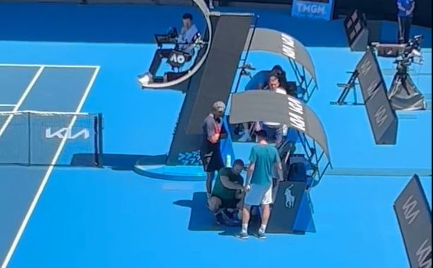 Drama u Australiji: Novak Đoković zbog povrede napustio trening meč poslije 36 minuta