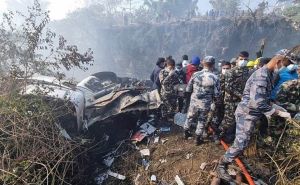 Objavljen snimak trenutka kada se srušio avion u Nepalu, poginulo najmanje 40 osoba