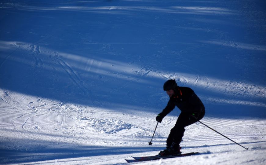 Počela sezona skijanja na Bjelašnici: Skijaši iskoristili lijepo vrijeme da uživaju u zimskoj idili