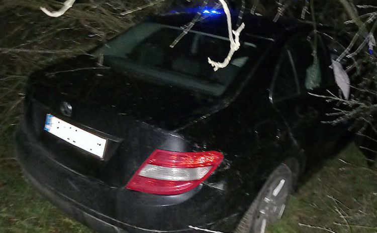 Izgubio kontrolu nad vozilom kod Banje Luke: Mercedesom uletio u dvorište