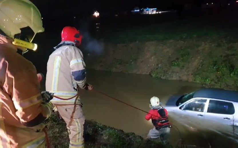 Saobraćajna nesreća kod Prijedora: Automobilom sletio u rijeku, intervenisali vatrogasci