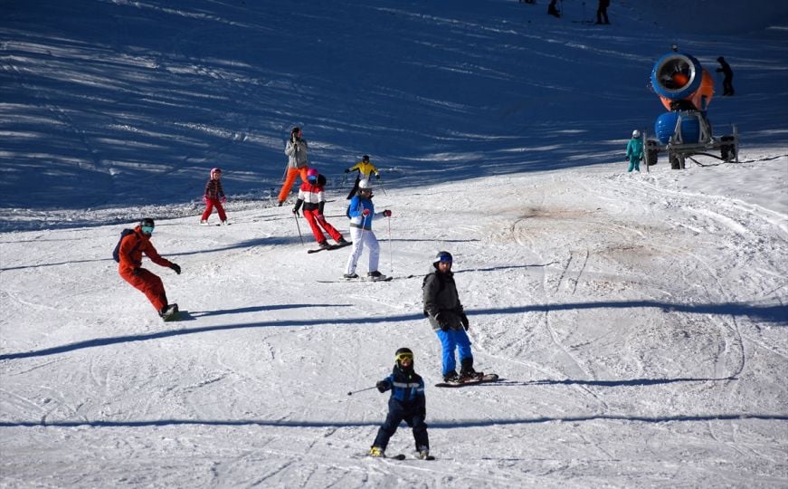 Koliko novca je potrebno četveročlanoj obitelji za jedan dan na skijanju na planinama u BiH?