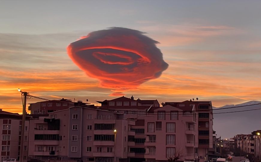 Nevjerovatni prizori iz Turske: Narandžasti oblak iznad Burse zadivio građane