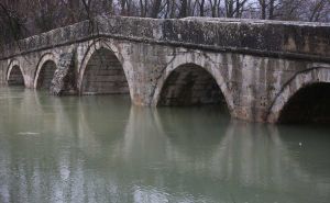 Kiša ne prestaje padati: Pogledajte kako izgleda Rimski most na Ilidži