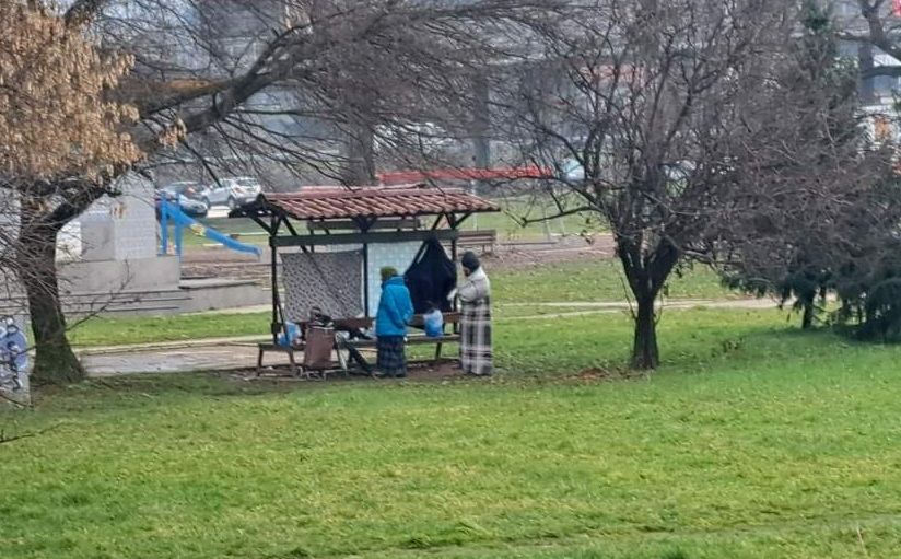 Prizori potresli građane BiH: Majka sa sinom danima živi na klupama Kamberovića polja