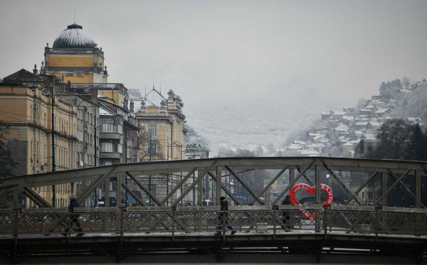 Snježni pokrivač u glavnom gradu BiH: Prošetajte s nama Sarajevom
