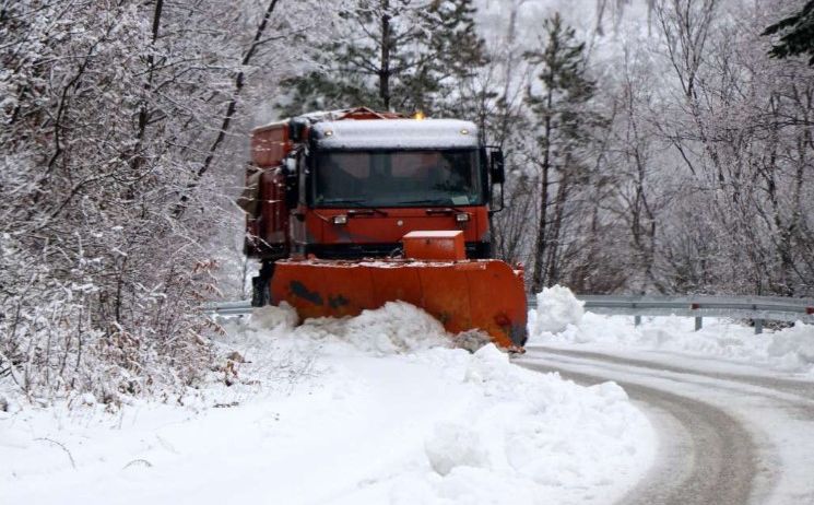 Zimska služba KJKP 'Rad' na terenu: Od sinoć angažirani na čišćenju snijega