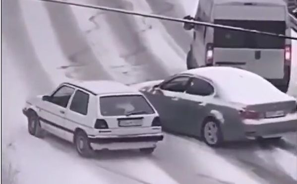 Pogledajte hit snimak: Vozač BMW-a zapeo u snijegu, a onda se pojavio Golf "dvojka"