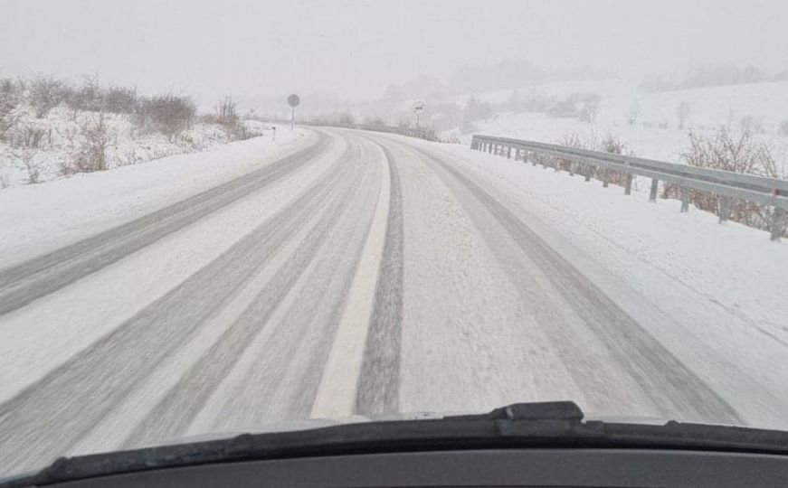 Snijeg uveliko otežava saobraćaj na cestama u BiH, evo kakvo je stanje na graničnim prijelazima