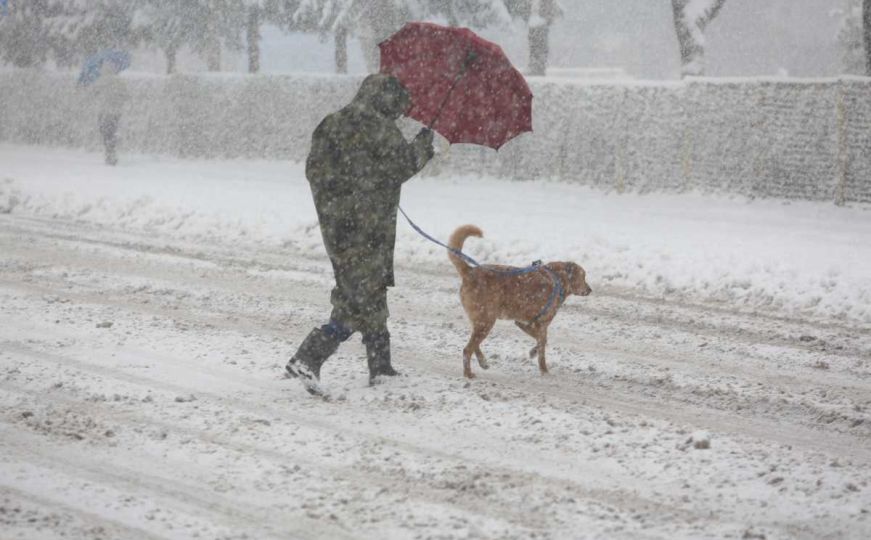 Bilo mu je i vrijeme: Pao prvi 'pravi' snijeg, pogledajte Sarajevo pod bijelim pokrivačem
