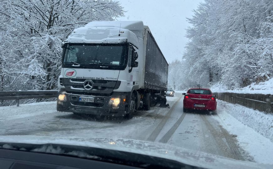 Saobraćajni kolaps u većem dijelu BiH: Zastoj kamiona na Komaru