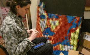 Impresivno dostignuće Andreja iz Banje Luke: Rubikovim kockama u New Yorku složio Teslin portret