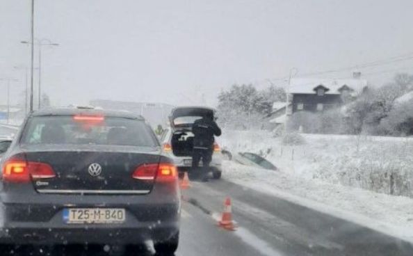 Haos zbog snijega u Sarajevu: Automobilom sletio s ceste, policija na terenu