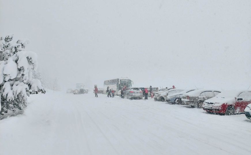 Prava zima na bh. planinama: Snijeg zabijelio Igman, saobraćaj se odvija otežano