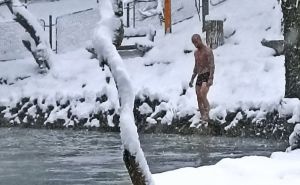 Ne smetaju mu ni minusi, ni mećava: Muškarac se danas okupao na Vrelu Bosne