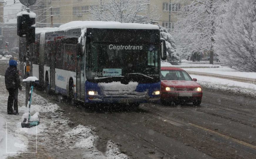 Vozači, oprez: Snijeg i dalje pada, otežan saobraćaj u većem dijelu BiH